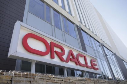 Oracle a început un nou val de concedieri, în timp ce compania face investiții masive în inteligența artificială