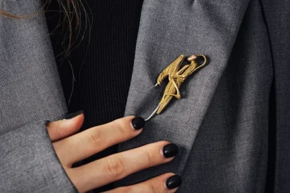 Ce purtau bunicii noștri a devenit trend. Accesoriul care strălucește în orice ținută și este considerat un adevărat lux