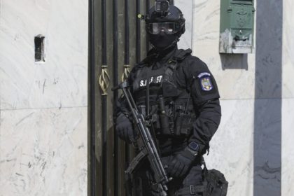 Percheziții în București și Ilfov într-un dosar de import ilegal de mașini de lux. Sunt vizate 15 autoturisme aduse cu acte falsificate