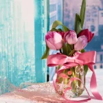 Cele 8 reguli care ajută buchetul de lalele să reziste mai mult în apă. Recomandările designerilor florali