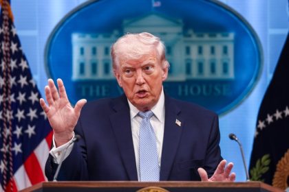 Trump amenință cu închisoarea jurnalistul care a relatat despre aviatorul dispărut în urma doborârii avionului F-15