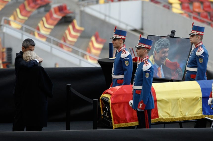 Fanii îi pot aduce un omagiu lui Mircea Lucescu la Arena Naţională. Ministrul Predoiu: Stadionul Dinamo va purta numele antrenorului