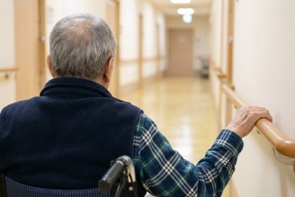 Spitalele, transformate în hoteluri de urgență pentru bunici. „Îl puteți ține câteva zile, nu?” – întrebarea care dă fiori medicilor