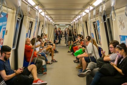 Cum putea fi evitată scumpirea călătoriilor cu metroul. Metrorex plătește 186 de angajați care vând cartele, deși are sute de automate și platformă dedicată