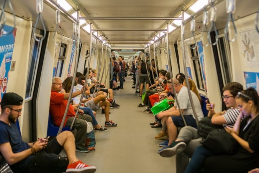 Adevărul din spatele scumpirii metroului: Metrorex menține 186 de vânzători de cartele în ciuda sutelor de automate și a unei platforme funcționale Cum putea fi evitată scumpirea călătoriilor cu metroul. Metrorex plătește 186 de angajați care vând cartele, deși are sute de automate și platformă dedicată