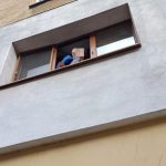 Copil salvat de polițiști de pe marginea unei ferestre, într-un bloc din Râmnicu Vâlcea