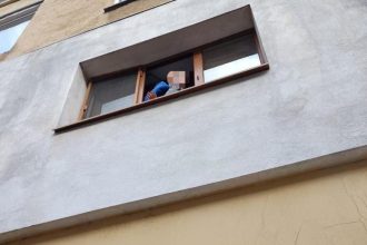 Copil salvat de polițiști de pe marginea unei ferestre, într-un bloc din Râmnicu Vâlcea