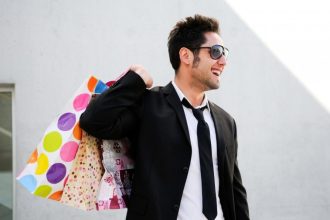 De ce cumpărăm lucruri de care nu avem nevoie. Expert financiar: „O formă de a căuta liniște, sens sau echilibru”