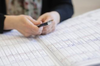 Titularizarea în România: sistem vechi la vremuri noi. Doi profesori spun cum s-ar putea testa în mod real competențele profesorilor