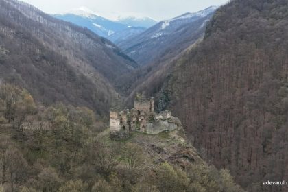 Castelul din Carpați, redescoperit pe un traseu spectaculos. Misterele cetății Colț, părăsită de secole la poalele Retezatului