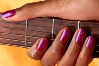 Unghiile glazurate, trendul vedetă al lunii mai 2026. Cum obții acasă o manichiură strălucitoare, ca la salon