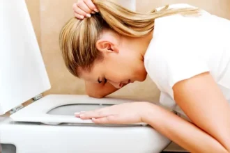 Ce trebuie să știi înainte să îți provoci vărsături. La ce riscuri te supui și în ce situații devine o urgență medicală