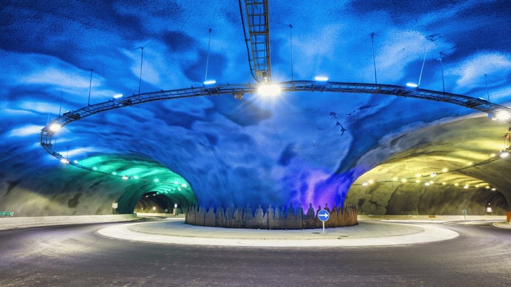 Cel mai spectaculos tunel subacvatic din Europa, cu primul sens giratoriu iluminat construit pe fundul mării din lume