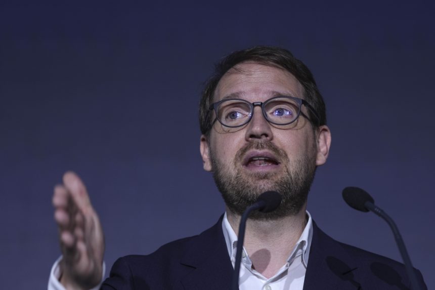 Dominic Fritz provoacă: alegeri anticipate - singura cale de a schimba echilibrul din Parlament Dominic Fritz: Nu mă tem de alegeri anticipate. E singurul mod în care putem schimba matematica în Parlament