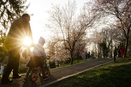 Weekend cu temperaturi de vară, dar și vânt puternic. Meteorologii anunță cum se va schimba vremea în următoarele zile
