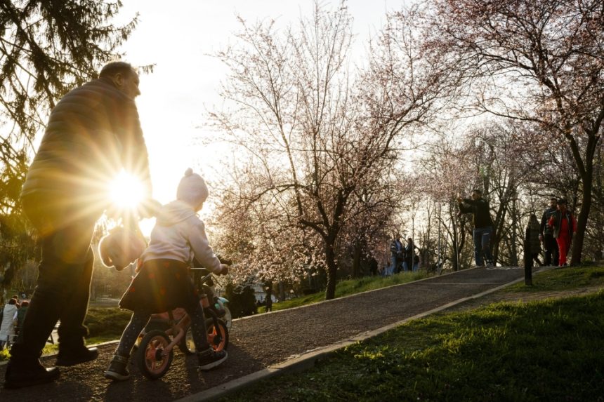 Weekend cu temperaturi de vară, dar și vânt puternic. Meteorologii anunță cum se va schimba vremea în următoarele zile