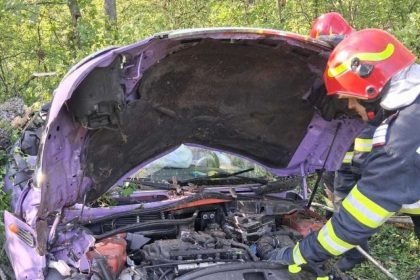 O șoferiță începătoare a ieșit cu mașina în decor. Pasagera de pe scaunul din dreapta, o tânără de 18 ani, a murit