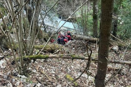 Bărbat rănit grav pe Cheile Bicazului, după ce a căzut într-o prăpastie