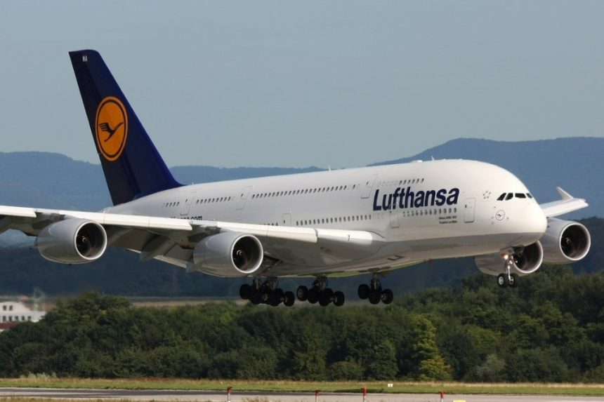 Șoc pentru pasageri: Lufthansa introduce un nou tarif pentru bagajul de mână - află când intră în vigoare Compania Lufthansa introduce un nou tarif pentru bagajul de mână. De când intră măsura în vigoare