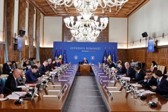 Reacțiile ironice ale românilor la criza politică și moțiunea PSD-AUR: „Acest băiat cu 11 clase urmează să decidă soarta țării”