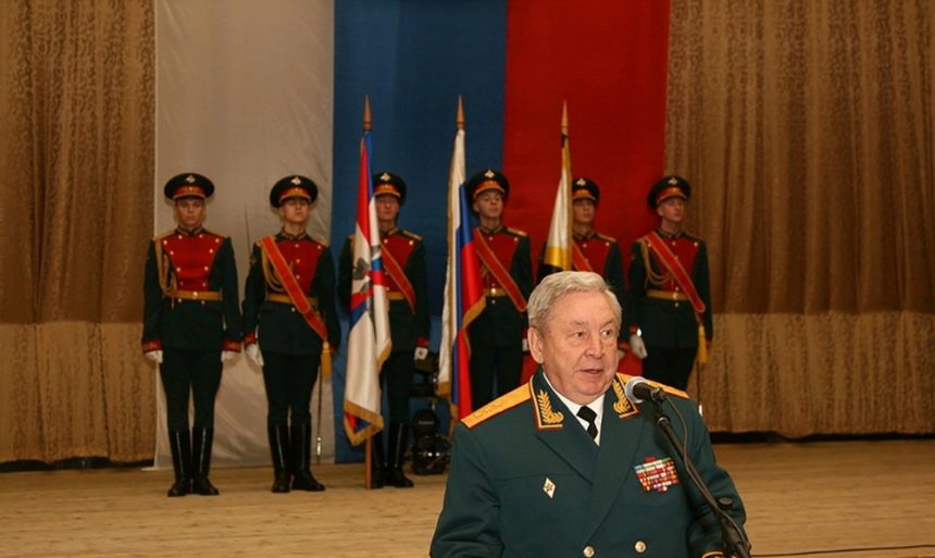 Moartea care zguduie armata rusă: general-colonel, fost șef al trupelor chimice, s-a sinucis Un general-colonel rus, fost șef al trupelor chimice ale Moscovei, s-a sinucis. A fost găsit „în bucătărie, așezat pe scaun”