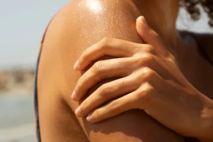 Greșeli frecvente în utilizarea SPF-ului care îți pot pune pielea în pericol. Ce spun dermatologii despre protecția solară corectă