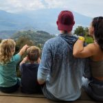 O familie cu doi copii a vândut tot și a plecat în jurul lumii: „Nu au nevoie de școală”