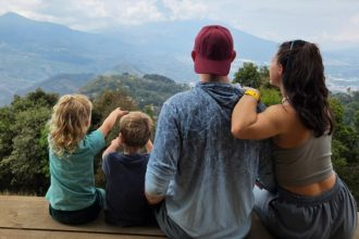 O familie cu doi copii a vândut tot și a plecat în jurul lumii: „Nu au nevoie de școală”