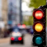 Șoferii care „sar” peste coada de la semafor, în vizorul Poliției. Manevra care te poate lăsa fără permis