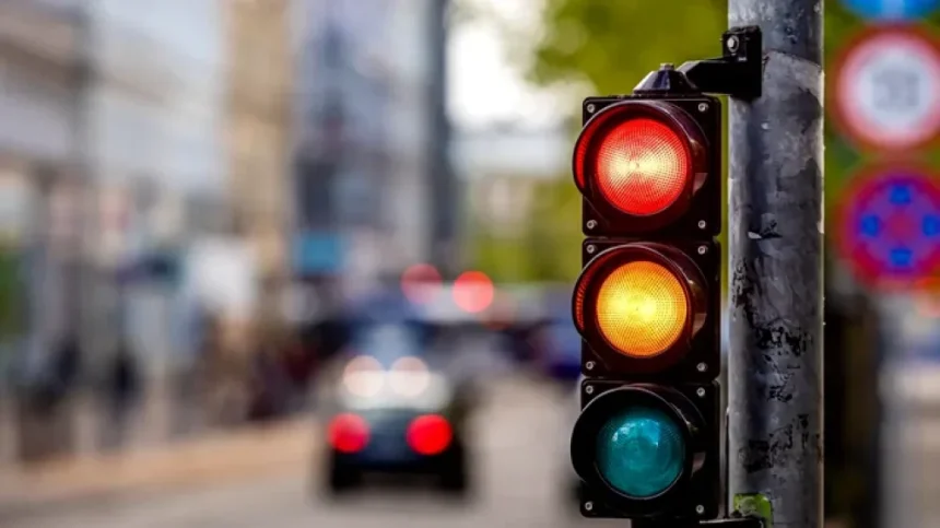 Taie coada la semafor și riști să rămâi fără permis - Poliția intensifică controalele Șoferii care „sar” peste coada de la semafor, în vizorul Poliției. Manevra care te poate lăsa fără permis