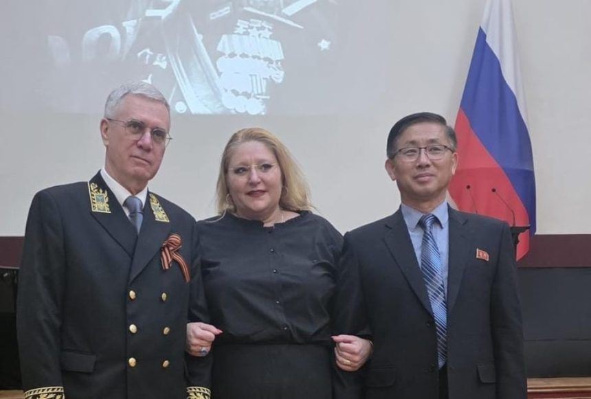 Șoșoacă revine la Ambasada Rusiei pentru o întâlnire controversată cu omul lui Kim Jong Un Șoșoacă, din nou în vizită la Ambasada Rusiei unde s-a fotografiat alături de omul lui Kim Jong Un