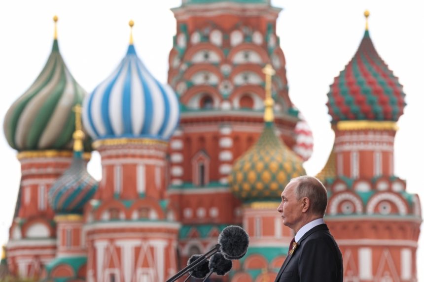 Ce se întâmplă la Moscova de Ziua Victoriei. Vladimir Putin asistă acum la parada din Piața Roșie din capitala rusă