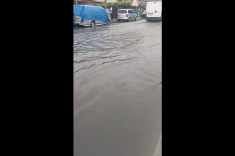 Străzi inundate în Slatina după ploile abundente din ultimele ore. Când s-ar putea opri furtuna