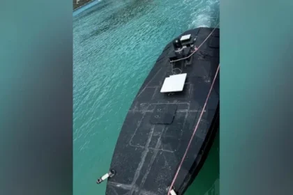 Dronă misterioasă descoperită într-o peșteră din Lefkada. Avea 200 de kg de explozibili, note scrise de mână și motoarele pornite