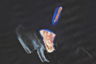 Pată de petrol, văzută din satelit în largul coastei insulei Kharg din Iran. Blocada impusă de Trump ar duce la deversări de petrol în Golful Piersic
