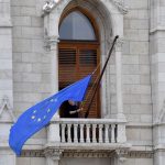 Drapelul Uniunii Europene a revenit pe clădirea Parlamentului de la Budapesta după 12 ani de absență. FIDESZ nu a aplaudat decizia