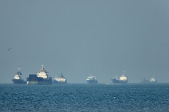 Prinși în Strâmtoare. 20.000 de marinari, cu proviziile pe terminate, sunt blocați într-o zonă de război