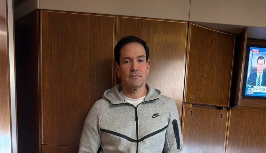 Scandal: Marco Rubio poartă același trening ca Maduro în ziua arestării, stârnind controverse Marco Rubio, fotografiat în timp ce purta un trening identic cu cel al lui Maduro din momentul capturării. Imaginea a devenit virală