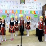 Părinţi revoltaţi, după ce o mamă a spus cât costă serbarea fiicei sale la clasa I. „Suntem noi căzuți în cap de zgârciți sau…?”