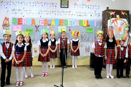 Părinţi revoltaţi, după ce o mamă a spus cât costă serbarea fiicei sale la clasa I. „Suntem noi căzuți în cap de zgârciți sau…?”