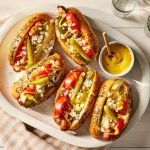 Hot-dog-ul care poate crea dependență culinară. Legendarele rețete care pot fi făcute în orice bucătărie