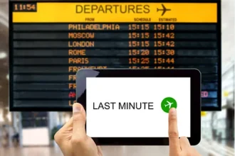 Turiștii români schimbă strategia pentru vacanțe: de la „early booking” la „last minute”