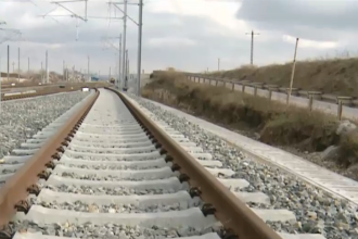 Incendiu la locomotiva unui tren pe ruta Râmnicu Vâlcea–Sibiu. Pasagerii au fost evacuați, DN 7 și calea ferată, blocate