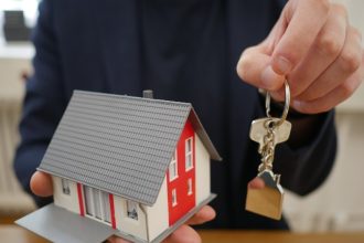 „Noua Casă” 2026. Ce condiții trebuie să îndeplinească beneficiarii și ce locuințe pot cumpăra