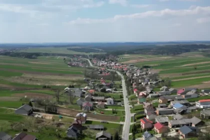 Satul din Europa în care toți oamenii locuiesc pe aceeași stradă. Cum a ajuns celebru