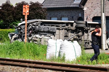 Un tren regional s-a ciocnit cu un microbuz școlar în Belgia: mai multe victime
