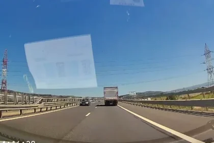 Scene incredibile pe Autostrada A1! Un șofer a mers pe contrasens, apoi i s-a făcut rău când a aflat amenda