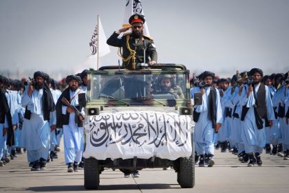 De la „grupare teroristă” la partener militar: Rusia a bătut palma cu talibanii. Ce presupune acordul semnat cu regimul de la Kabul