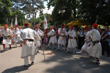 Ce presupune obiceiul călușului, diferit de dansul simplu de scenă. La Craiova are loc „Alaiului călușarilor”, ediție aniversară
