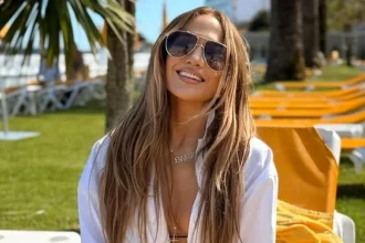 Jennifer Lopez surprinde pe covorul roșu: schimbare radicală de look